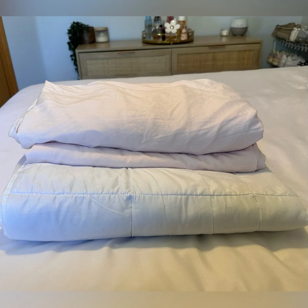 Twin bed mattress pad, fitted sheet, top sheet